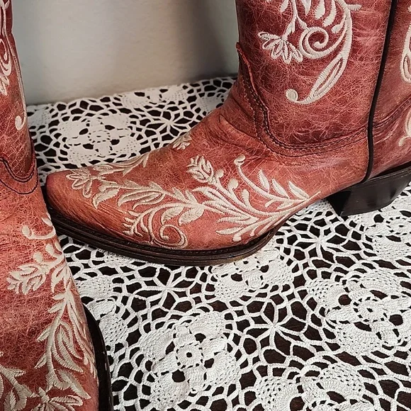 Corral Women's Distressed Leather Boots Size 9 Intricate Floral Embroidery - Picture 8 of 16